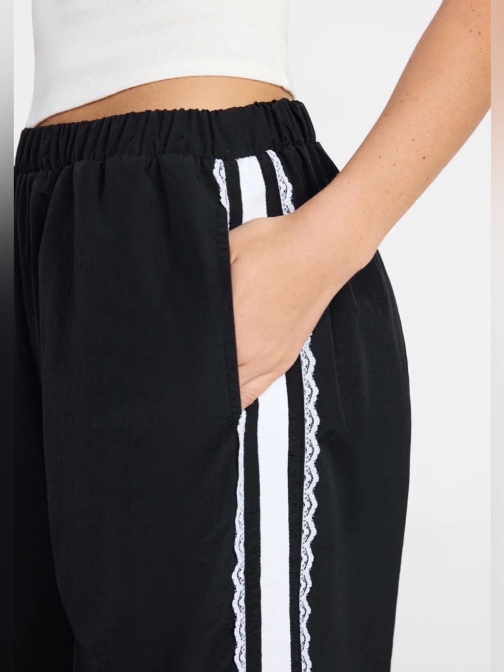 *NWOT* No Boundaries Womens Black and White Lace Side Stripe Track Pants, Medium - Picture 4 of 13